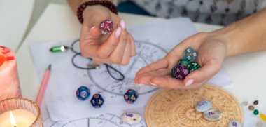 Kadın astrolog rakamları sayıyor. Seçici odak