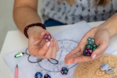 Kadın astrolog rakamları sayıyor. Seçici odak