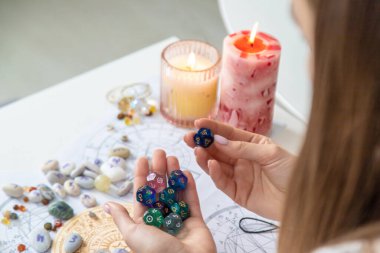 Kadın astrolog rakamları sayıyor. Seçici odak