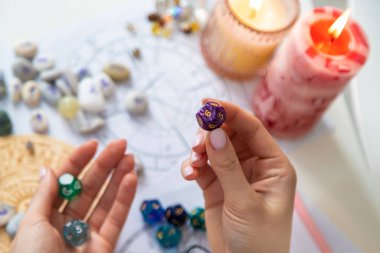 Kadın astrolog rakamları sayıyor. Seçici odak