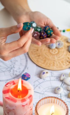 Kadın astrolog rakamları sayıyor. Seçici odak