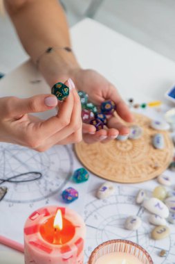 Kadın astrolog rakamları sayıyor. Seçici odak