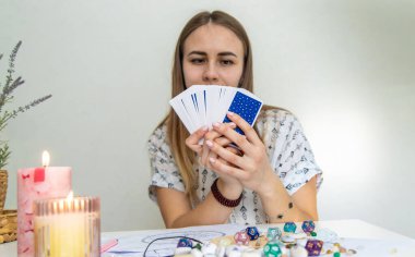 Bir falcı tarot kartlarıyla okur. Seçici odak.