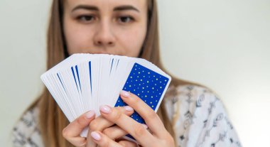 Bir falcı tarot kartlarıyla okur. Seçici odak.