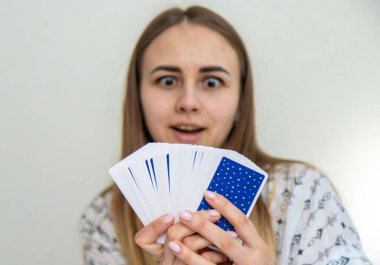 Bir falcı tarot kartlarıyla okur. Seçici odak.