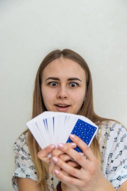 Bir falcı tarot kartlarıyla okur. Seçici odak.