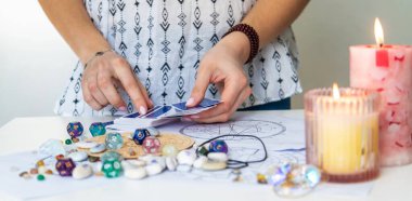Bir falcı tarot kartlarıyla okur. Seçici odak.