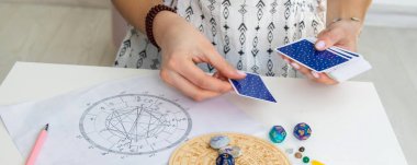 Bir falcı tarot kartlarıyla okur. Seçici odak.