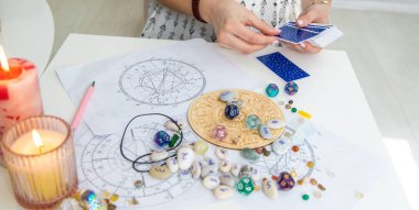 Bir falcı tarot kartlarıyla okur. Seçici odak.