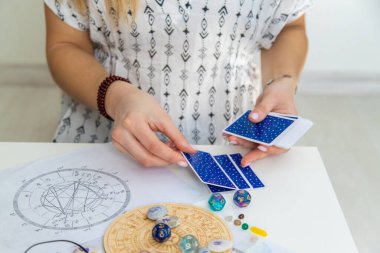 Bir falcı tarot kartlarıyla okur. Seçici odak.