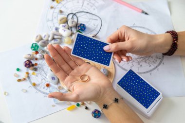 Bir falcı tarot kartlarıyla okur. Seçici odak.