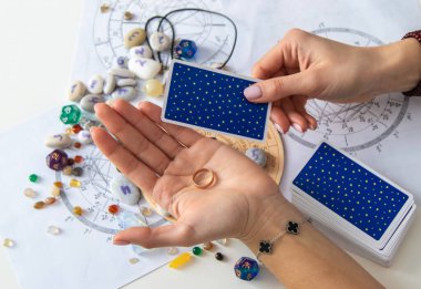 Bir falcı tarot kartlarıyla okur. Seçici odak.