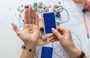 Bir falcı tarot kartlarıyla okur. Seçici odak.