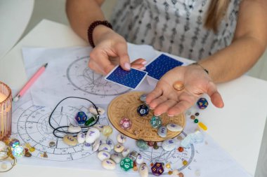 Bir falcı tarot kartlarıyla okur. Seçici odak.
