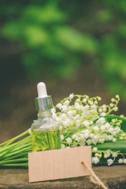 Cam bir şişe nilüfer çiçeği ve taze çiçekli gerekli yağ.