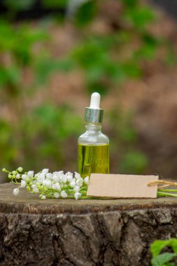Cam bir şişe nilüfer çiçeği ve taze çiçekli gerekli yağ.