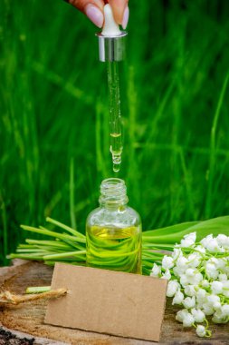 Cam bir şişe nilüfer çiçeği ve taze çiçekli gerekli yağ.