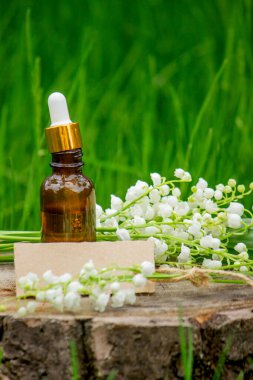 Cam bir şişe nilüfer çiçeği ve taze çiçekli gerekli yağ.