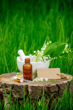 Cam bir şişe nilüfer çiçeği ve taze çiçekli gerekli yağ.