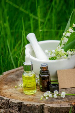 Cam bir şişe nilüfer çiçeği ve taze çiçekli gerekli yağ.