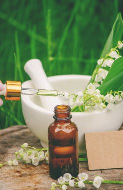 Cam bir şişe nilüfer çiçeği ve taze çiçekli gerekli yağ.