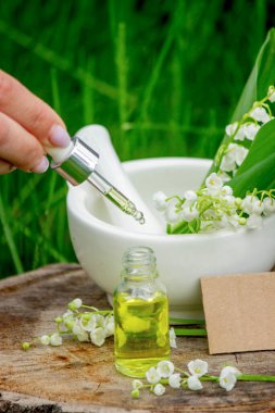 Cam bir şişe nilüfer çiçeği ve taze çiçekli gerekli yağ.