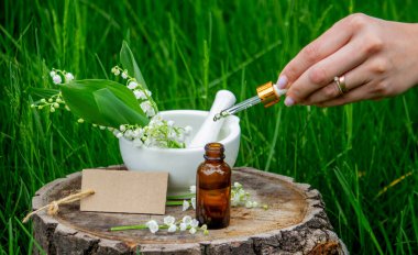 Cam bir şişe nilüfer çiçeği ve taze çiçekli gerekli yağ.