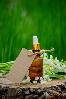 Cam bir şişe nilüfer çiçeği ve taze çiçekli gerekli yağ.