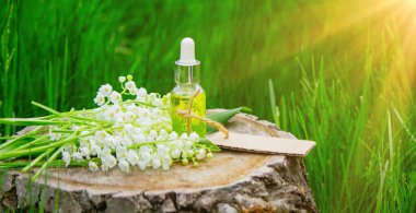 Cam bir şişe nilüfer çiçeği ve taze çiçekli gerekli yağ.