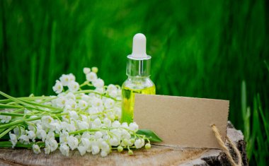 Cam bir şişe nilüfer çiçeği ve taze çiçekli gerekli yağ.