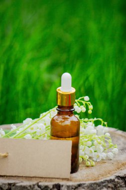 Cam bir şişe nilüfer çiçeği ve taze çiçekli gerekli yağ.