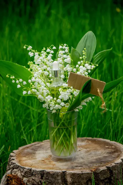 Cam bir şişe nilüfer çiçeği ve taze çiçekli gerekli yağ.