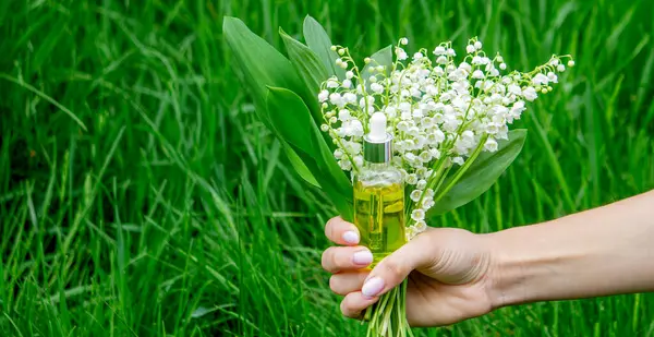Cam bir şişe nilüfer çiçeği ve taze çiçekli gerekli yağ.