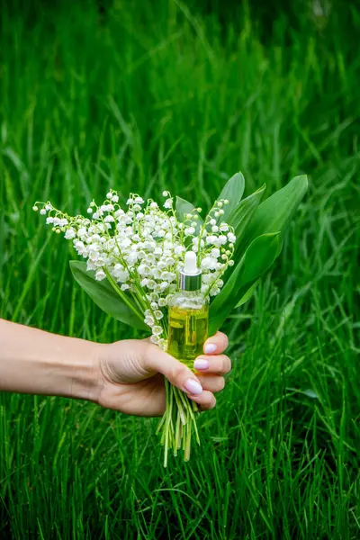 Cam bir şişe nilüfer çiçeği ve taze çiçekli gerekli yağ.