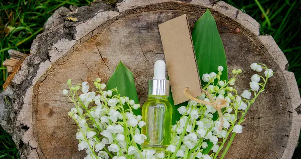 Cam bir şişe nilüfer çiçeği ve taze çiçekli gerekli yağ.