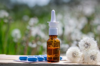 Alerji hapları karahindiba damlası. Seçici odak.