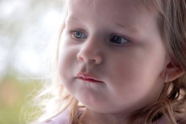 Küçük bir çocuğun yüzüne ve burnuna sümükle yakın çekim. Çocuklarda soğuk, akan burun, alerji.