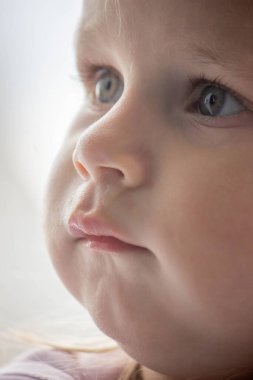 Küçük bir çocuğun yüzüne ve burnuna sümükle yakın çekim. Çocuklarda soğuk, akan burun, alerji.