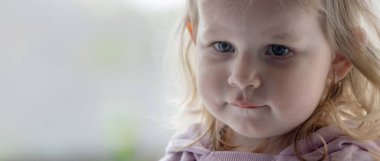 Küçük bir çocuğun yüzüne ve burnuna sümükle yakın çekim. Çocuklarda soğuk, akan burun, alerji.