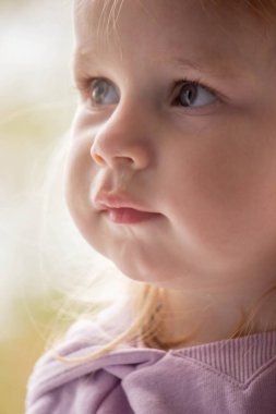 Küçük bir çocuğun yüzüne ve burnuna sümükle yakın çekim. Çocuklarda soğuk, akan burun, alerji.