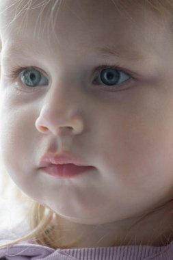 Küçük bir çocuğun yüzüne ve burnuna sümükle yakın çekim. Çocuklarda soğuk, akan burun, alerji.