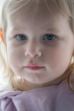 Küçük bir çocuğun yüzüne ve burnuna sümükle yakın çekim. Çocuklarda soğuk, akan burun, alerji.