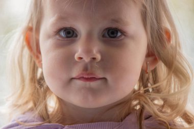 Küçük bir çocuğun yüzüne ve burnuna sümükle yakın çekim. Çocuklarda soğuk, akan burun, alerji.