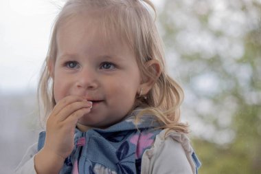 Çocuk askorbik vitamin yiyor. Soğuk gribi önleme Seçici odak.