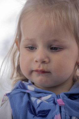 Küçük bir çocuğun yüzüne ve burnuna sümükle yakın çekim. Çocuklarda soğuk, akan burun, alerji..