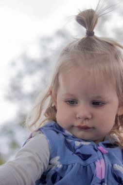 Küçük bir çocuğun yüzüne ve burnuna sümükle yakın çekim. Çocuklarda soğuk, akan burun, alerji..