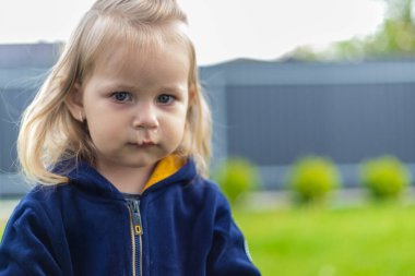 Küçük bir kızın burnundan süzülen mukus. Çocuğun sümüklü burnu akıyor, virüs gibi. Seçici odak.