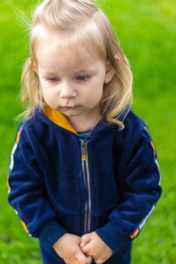 Küçük bir kızın burnundan süzülen mukus. Çocuğun sümüklü burnu akıyor, virüs gibi. Seçici odak.