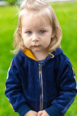 Küçük bir kızın burnundan süzülen mukus. Çocuğun sümüklü burnu akıyor, virüs gibi. Seçici odak.