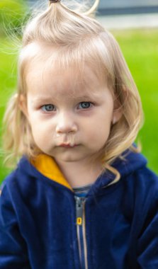 Küçük bir kızın burnundan süzülen mukus. Çocuğun sümüklü burnu akıyor, virüs gibi. Seçici odak.